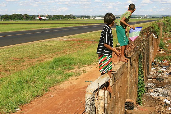 Garotos soltam pipas em cima do muro do aeroporto Leite Lopes, em Ribeiro Preto