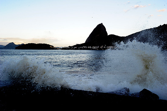 Ressaca deixou o mar agitado na orla do Rio na segunda-feira, mas est perdendo fora