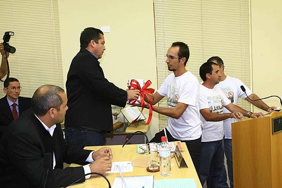 Integrante do movimento Reage Araraquara entrega para o presidente da Cmara documento com 12 mil assinaturas