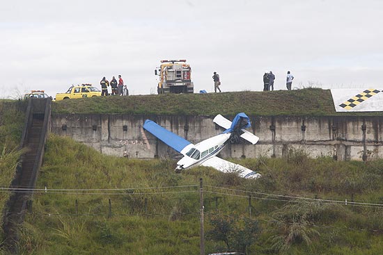 Avião de pequeno porte cai de pista durante decolagem em Minas 