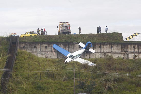 Avião de pequeno porte cai de pista durante decolagem em Minas 