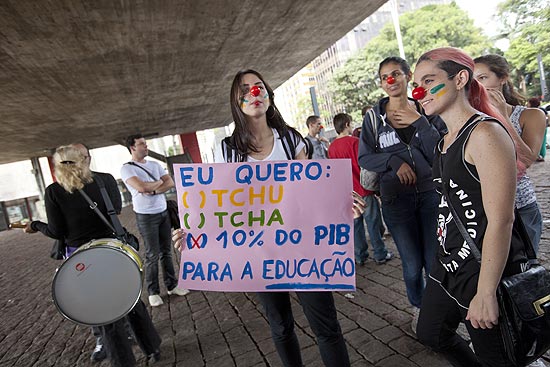 Professores da Unifesp (Universidade Federal de So Paulo)realizam ato pblico na avenida Paulista em apoio  greve das universidades federais
