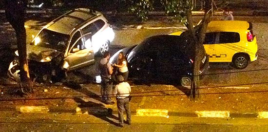 Moradora registra briga ocorrida aps acidente na zona sul de So Paulo