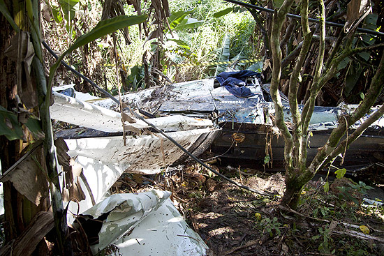 Destroços do avião monomotor que caiu na região do Parque Taipas, na zona norte de São Paulo; o piloto morreu 