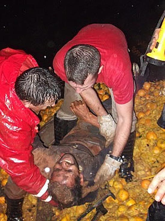 O caminhoneiro Renato Varela de Oliveira, 43, foi resgatado pelo Corpo de Bombeiros após ficar cinco dias soterrado