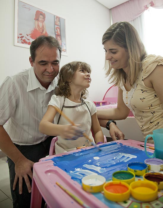 O administrador Gayson Fick Silva com a mulher, Mariana, e a filha Emily, que é educada em casa 