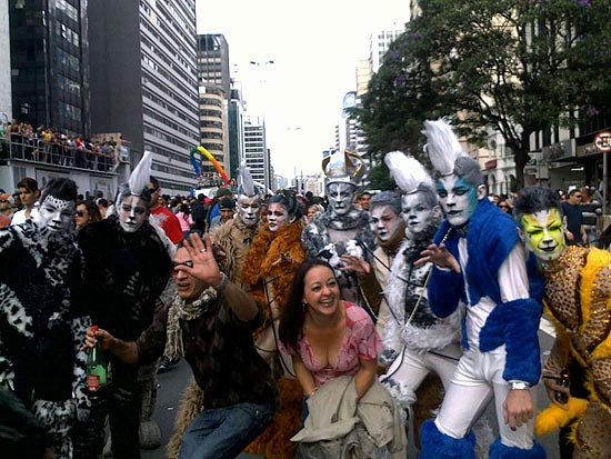 Fantasiados de gatos, grupo tira foto com participantes da Parada Gay de São Paulo, na avenida Paulista