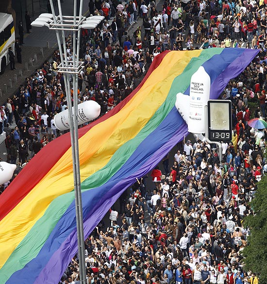 Multido na av. Paulista durante a 16 edio da Parada Gay