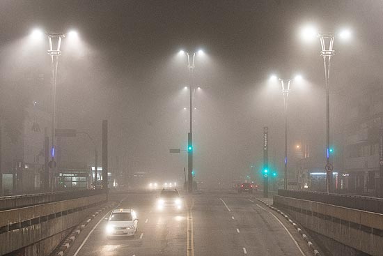 Imagem da avenida Paulista, no centro de SP, às 4h21; forte nevoeiro cobriu a cidade na madrugada