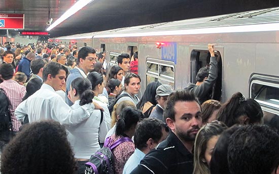 Plataforma lotada na linha 3-vermelha do metrô; categoria decidiu adiar greve para a próxima semana em SP
