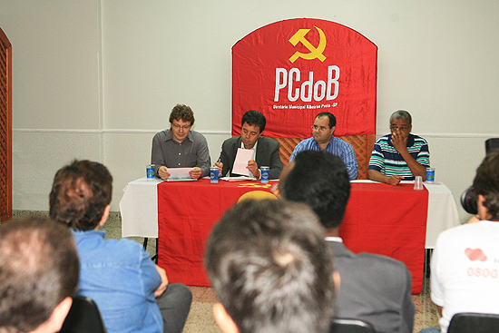 Dirigentes do PC do B e do PSD durante anncio da aliana entre os dois partidos, em Ribeiro Preto