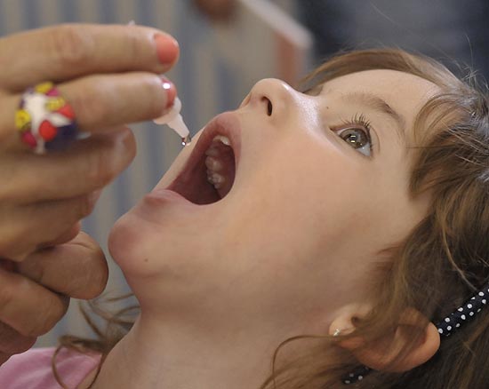 Criança é vacinada contra a paralisia infantil; São Paulo já imunizou 2,13 milhões 