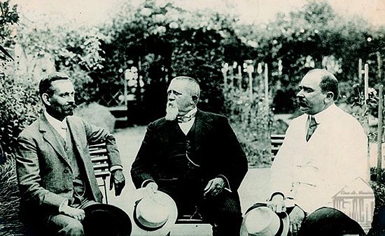 Os coronéis Arthur Diederichsen (à esq.) e Francisco Schmidt (ao centro), "repaginados" pelo grafiteiro Bíu