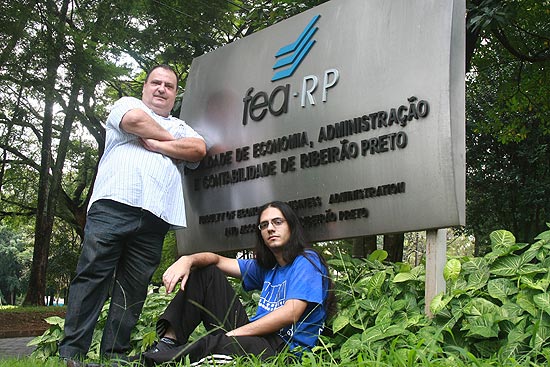 Marcelo Fernandes Squilante, 52, ao lado do filho Diego, 22, no campus da USP em RIbeirão