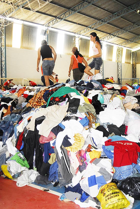 Voluntrios separam parte de doaes recebidas, em 2010; roupas doadas foram parar no lixo