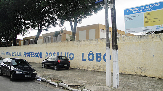Escola Rosalvo Lbo, no bairro da Jatica, em Macei, que ficou destelhada aps construtora abandonar a reforma 