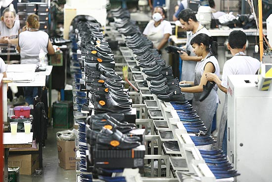 Linha de produo da fbrica de calados Rota Norte, que produz sapatos para a marca Sndalo, em Franca