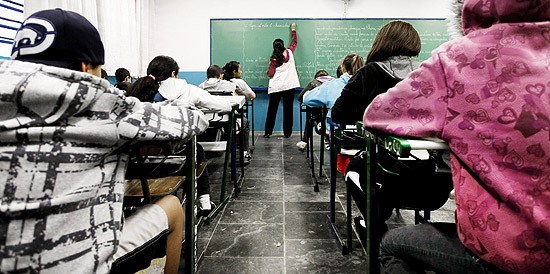 Alunos da 5ª série na Escola Estadual Washington Alves Natel, na zona sul de São Paulo
