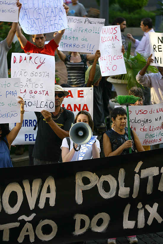Integrantes de movimentos de Ribeiro Preto durante ato em frente  prefeitura