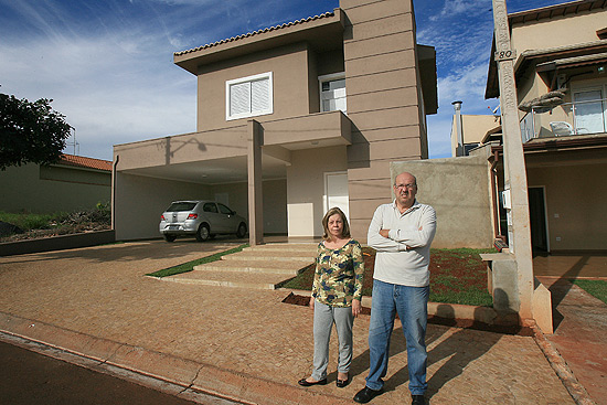 Ricardo e Heloisa Scozzafave em frente  residncia comprada pelo casal em Cravinhos, na regio de Ribeiro