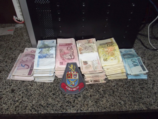 Polícia mostra dinheiro devolvido por moradores de rua na zona leste de São Paulo