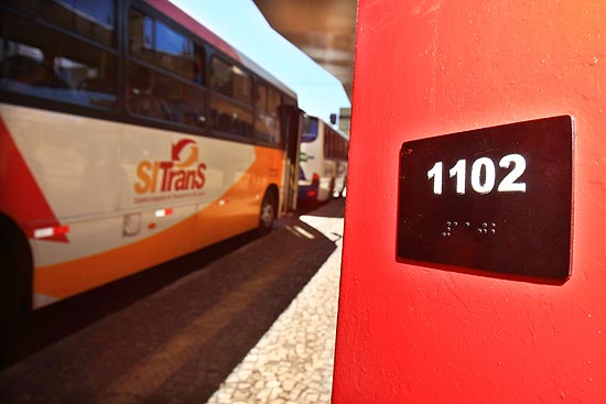 Placa em braille no centro de São Carlos; via celular, sistema avisa deficientes visuais sobre chegada do ônibus