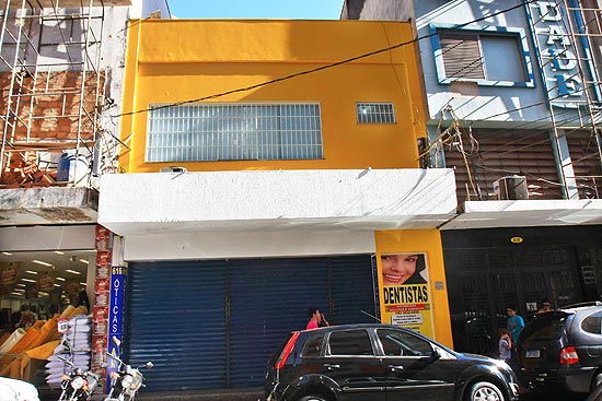 Fachada de loja na rua So Sebastio, no centro de RIbeiro Preto, que retirou propaganda para cumprir a lei