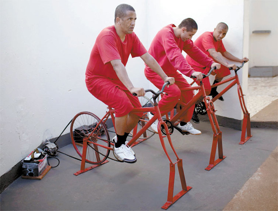 Em Santa Rita do Sapucaí, presos pedalam bicicletas estacionárias, que servem para gerar energia
