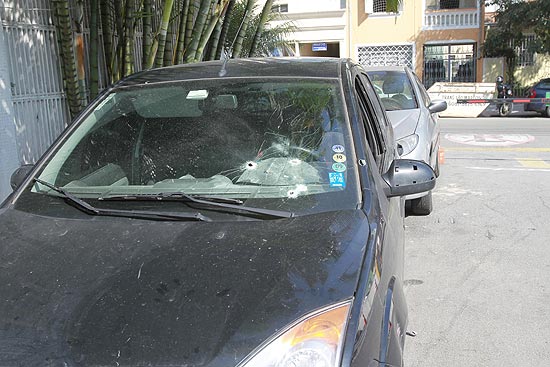 Ford Fiesta do publicitário Ricardo Prudente de Aquino, 41, que teve o para-brisa marcado pelos disparos dos policiais