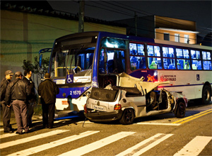 Acidente entre carro e ônibus deixa ao menos três feridos na avenida Casa Verde, na Casa Verde, zona norte de São Paulo