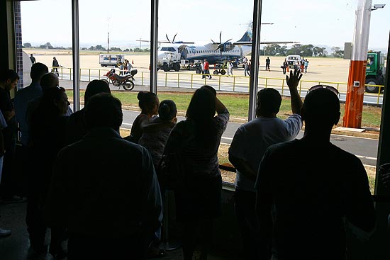 Passageiros observam desembarque da empresa Azul no aeroporto Leite Lopes, em Ribeiro Preto (SP)