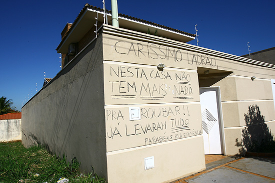 Recado deixado por moradora na fachada de sua prpria casa, no bairro Alto da Boa Vista, em Ribeiro Preto