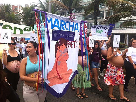 Mulheres fazem passeata pela humanização do parto no Rio de Janeiro