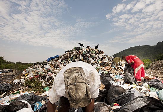 Catador separa material reciclvel em lixo irregular no litoral de So Paulo; Estado tem 12% de seus aterros em situao inadequada