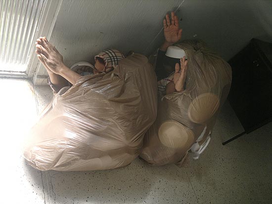 Presos tentam fugir de delegacia dentro de sacos de lixo em Curitiba, no Paraná