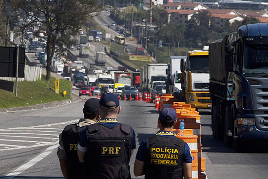 Policiais Rodoviarios Federais realizam operao-padro na rodovia Dutra, em Guarulhos (Grande So Paulo)