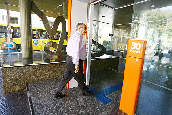 O chefe do Procon, Paulo Garde, durante fiscalizao em banco no centro de Ribeiro