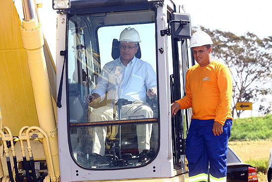 O governador Geraldo Alckmin opera mquina durante abertura de obras em rodovia de Guara (SP)