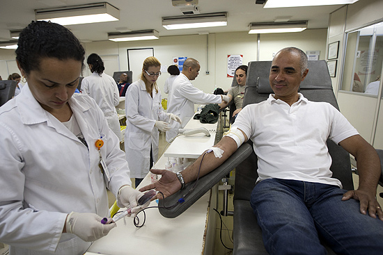 O operador de trfego Claudio de Lima, 46, doa sangue no Hemocentro nesta sexta-feira