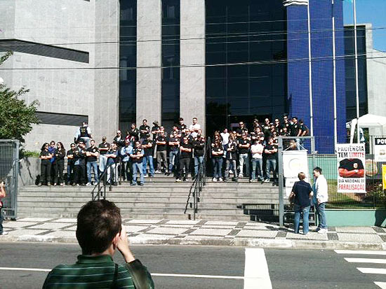 Grupo de policiais federais faz novo protesto na frente da Superintendncia da PF em So Paulo