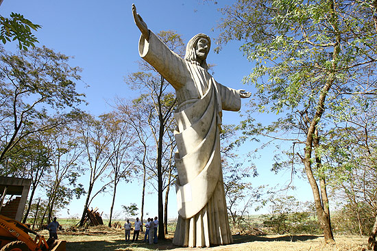 O Cristo de Sertozinho, cuja esttua de 18 metros de altura ser iada a um pedestal de mais 39 metros