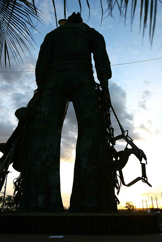 Silhueta do Monumento ao Peão, em véspera da 57ª Festa de Peão de Boiadeiro de Barretos