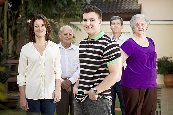 Augusto Bazanelli Guardia (no centro), com sua mãe afetiva, Vivian Medina Guardia, os avós Eloisa Esteves Bazanelli Guardia e Antonino Bazanelli e o pai, Manoel Antonio Guardia (ao fundo) 