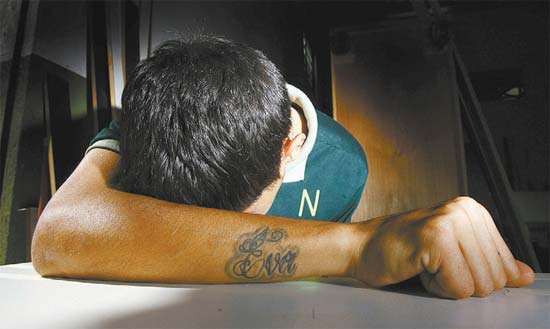 Adolescente mostra braço com tatuagem com o nome "Eva", feita sem autorização da mãe