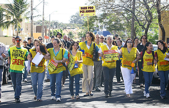 Com cartazes, servidores caminham em protesto prximo ao Frum, em Ribeiro Preto