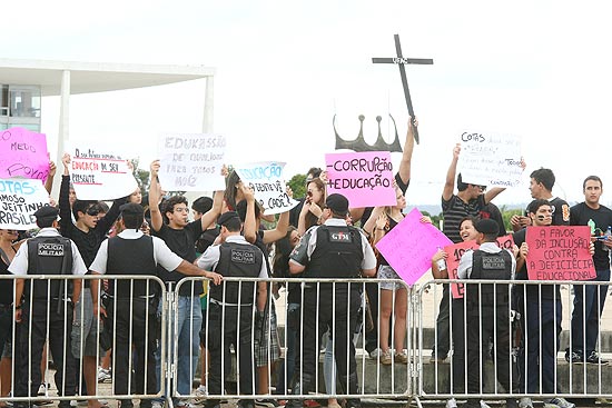 Estudantes de escolas particulares protestam na praa dos Trs Poderes contra projeto que amplia cotas em universidades federais