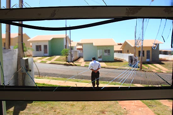 Janela com vidros quebrados em casa popular ainda no entregue no conjunto Paulo Gomes Romeo, em Ribeiro