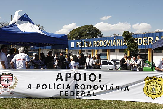 Policiais rodoviários federais protestam em SP; governo diz que servidor que manter greve ficará sem reajuste