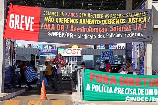Protesto de policiais rodovirios e federais na ponte da Amizade, em Foz do Iguau, fronteira do Brasil com o Paraguai