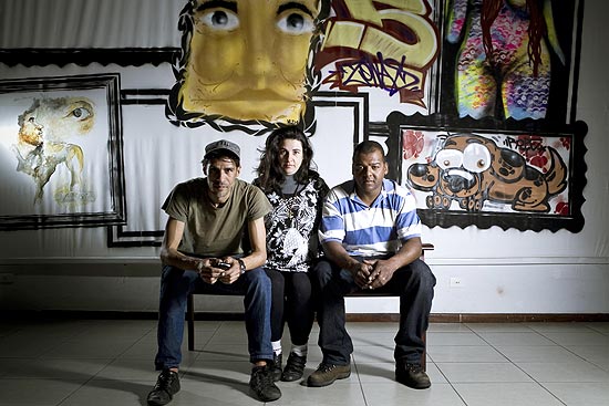 Motoboys usam poesia para dar fim a preconceito em São Paulo; imagem mostra Neka, Andréa e Ronaldo